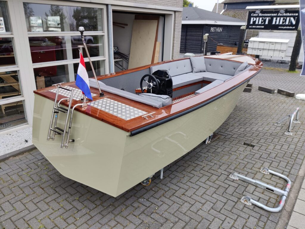 amperaboat-610-op-het-droge-achterkant