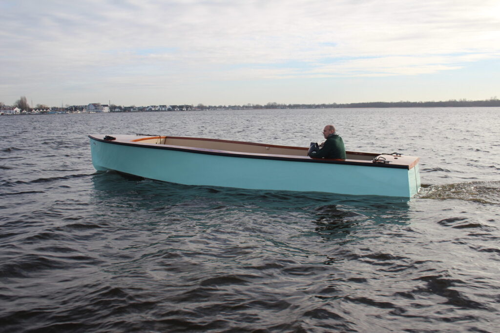 amperaboat-780-elektrische-boot-zijkant